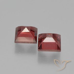 Shop natural 1.57ct スカーレットレッド パイロープガーネット gems, 四角形, from モザンビーグ at GemSelect. In stock, global shipping!