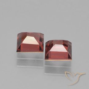 Shop natural 1.60ct ディープレッド パイロープガーネット gems, 四角形, from モザンビーグ at GemSelect. In stock, global shipping!