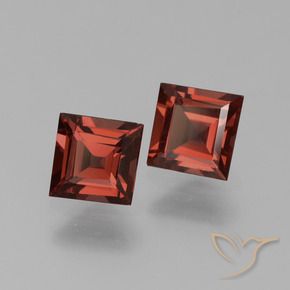Shop natural 1.37ct ディープレッド パイロープガーネット gems, 四角形, from モザンビーグ at GemSelect. In stock, global shipping!