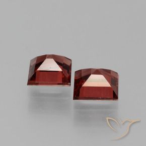 Shop natural 1.37ct ディープレッド パイロープガーネット gems, 四角形, from モザンビーグ at GemSelect. In stock, global shipping!
