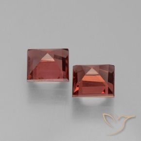 Shop natural 1.36ct 濃いスカーレットレッド パイロープガーネット gems, 四角形, from モザンビーグ at GemSelect. In stock, global shipping!