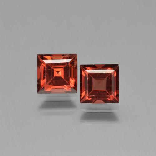 1.79カラットの天然ディープレッドパイロープガーネット（5.2×5.1 mm・四角）