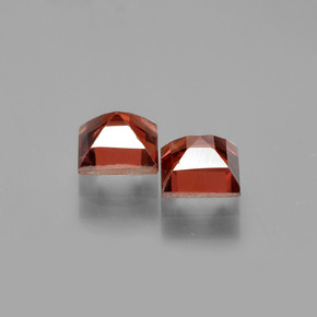 1.79カラットの天然ディープレッドパイロープガーネット（5.2×5.1 mm・四角）