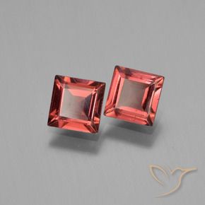 Shop natural 1.47ct スカーレットレッド パイロープガーネット gems, 四角形, from モザンビーグ at GemSelect. In stock, global shipping!