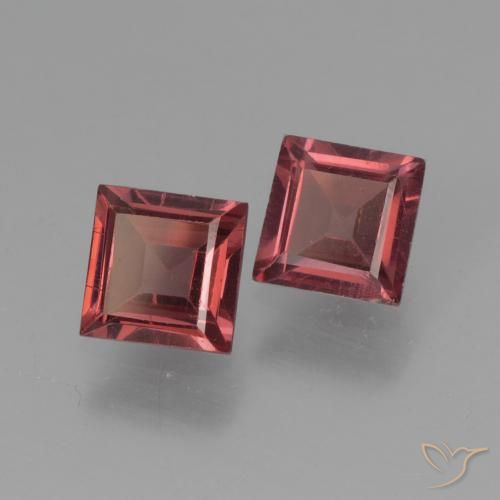Shop natural 1.37ct ディープレッド パイロープガーネット gems, 四角形, from モザンビーグ at GemSelect. In stock, global shipping!