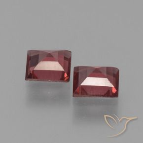 Shop natural 1.33ct スカーレットレッド パイロープガーネット gems, 四角形, from モザンビーグ at GemSelect. In stock, global shipping!