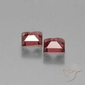 Shop natural 1.56ct スカーレットレッド パイロープガーネット gems, 四角形, from モザンビーグ at GemSelect. In stock, global shipping!