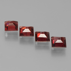 カラットの天然レッドパイロープガーネット（4.7×4.7 mm・四角）