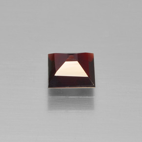0.64カラットの天然レッドパイロープガーネット（4.8×4.8 mm・四角）