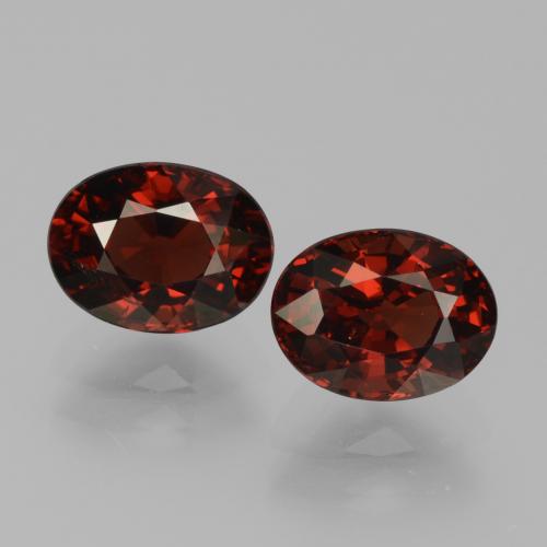 3.76カラットの天然ダークレッドパイロープガーネット（8×6 mm・オーバルカット）