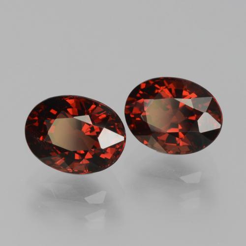 3.76カラットの天然ダークレッドパイロープガーネット（8×6 mm・オーバルカット）
