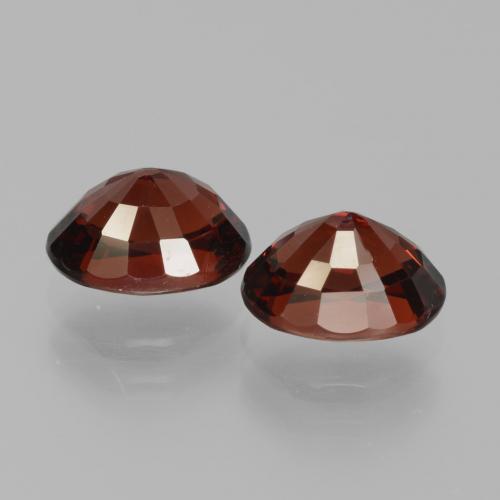 3.76カラットの天然ダークレッドパイロープガーネット（8×6 mm・オーバルカット）
