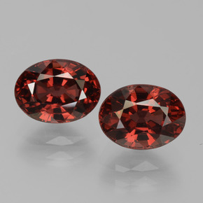 3.88カラットの天然ダークレッドパイロープガーネット（8.1×6 mm・オーバルカット）
