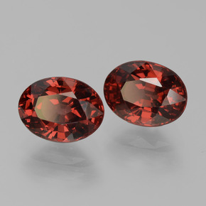 3.88カラットの天然ダークレッドパイロープガーネット（8.1×6 mm・オーバルカット）