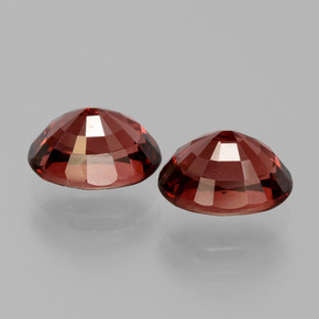 3.88カラットの天然ダークレッドパイロープガーネット（8.1×6 mm・オーバルカット）