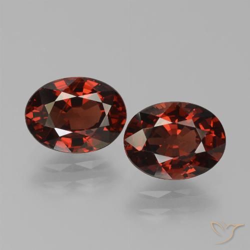 3.13カラットの天然ダークレッドパイロープガーネット（8×6.1 mm・オーバルカット）