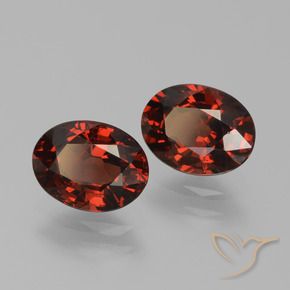 3.13カラットの天然ダークレッドパイロープガーネット（8×6.1 mm・オーバルカット）