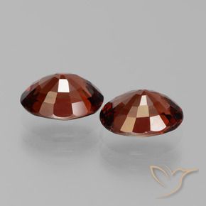 3.13カラットの天然ダークレッドパイロープガーネット（8×6.1 mm・オーバルカット）