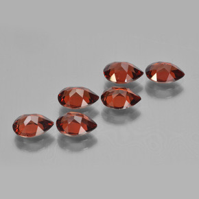 4.73カラットの天然レッドパイロープガーネット（6.9×5.1 mm・洋梨の形）