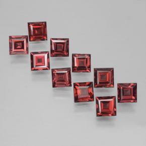 4.49カラットの天然ディープレッドパイロープガーネット（4×4 mm・四角）