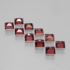 4.49カラットの天然ディープレッドパイロープガーネット（4×4 mm・四角）