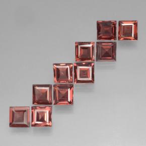 3.65カラットの天然濃いブリックレッドパイロープガーネット（3.9×3.9 mm・四角）