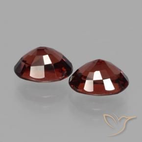 Shop natural 3.65ct 濃いブラッドレッド パイロープガーネット gems, 楕円形, from モザンビーグ at GemSelect. In stock, global shipping!