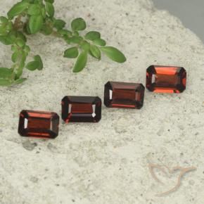 Shop natural 2.24ct ディープレッド パイロープガーネット gems, 八角形 / エメラルドカット, from モザンビーグ at GemSelect. In stock, global shipping!