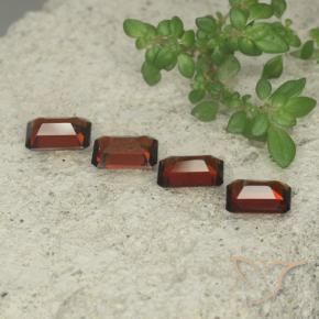 Shop natural 2.65ct ダークレッド パイロープガーネット gems, 八角形 / エメラルドカット, from モザンビーグ at GemSelect. In stock, global shipping!