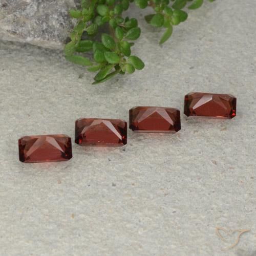 Shop natural 2.57ct ダークレッド パイロープガーネット gems, 八角形 / エメラルドカット, from モザンビーグ at GemSelect. In stock, global shipping!