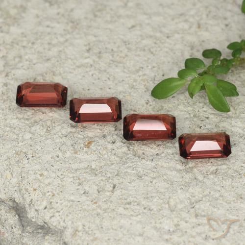 Shop natural 2.12ct スカーレットレッド パイロープガーネット gems, 八角形 / エメラルドカット, from モザンビーグ at GemSelect. In stock, global shipping!