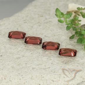 Shop natural 2.42ct ディープレッド パイロープガーネット gems, 八角形 / エメラルドカット, from モザンビーグ at GemSelect. In stock, global shipping!