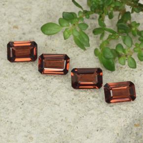 2.30カラットの天然サングリアレッドパイロープガーネット（5.8×3.8 mm・エメラルドカット）