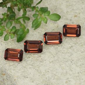 2.30カラットの天然サングリアレッドパイロープガーネット（5.8×3.8 mm・エメラルドカット）