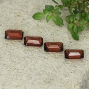 2.30カラットの天然サングリアレッドパイロープガーネット（5.8×3.8 mm・エメラルドカット）