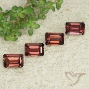 Shop natural 2.61ct 濃いベリーレッド パイロープガーネット gems, 八角形 / エメラルドカット, from モザンビーグ at GemSelect. In stock, global shipping!