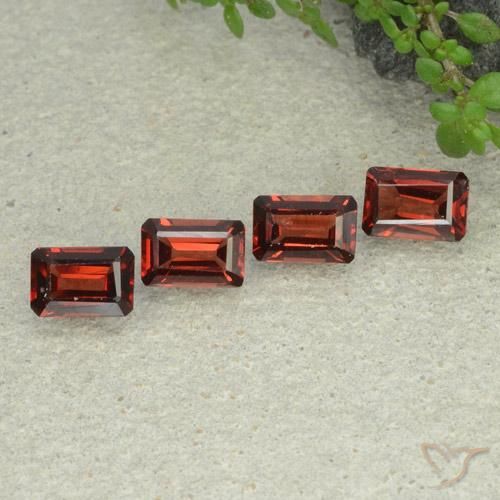 Shop natural 2.48ct ディープレッド パイロープガーネット gems, 八角形 / エメラルドカット, from モザンビーグ at GemSelect. In stock, global shipping!