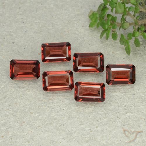 Shop natural 3.41ct ディープレッド パイロープガーネット gems, 八角形 / エメラルドカット, from モザンビーグ at GemSelect. In stock, global shipping!