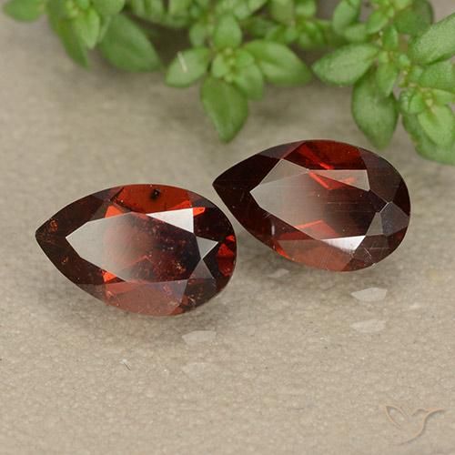 Shop natural 2.02ct メルローレッド パイロープガーネット gems, 洋梨の形, from モザンビーグ at GemSelect. In stock, global shipping!