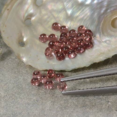 2.01カラットの天然ワインレッドパイロープガーネット（2.10 mm・ラウンドカット）