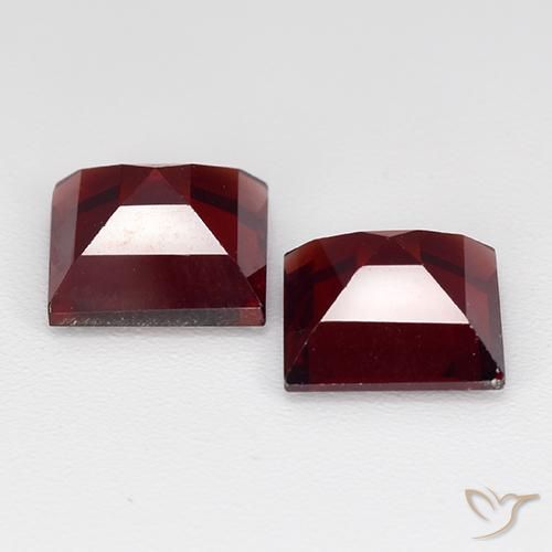 Shop natural 4.27ct ディープレッド パイロープガーネット gems, 四角形, from モザンビーグ at GemSelect. In stock, global shipping!