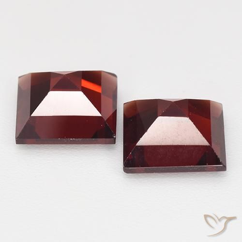 Shop natural 4.24ct ダークレッド パイロープガーネット gems, 四角形, from モザンビーグ at GemSelect. In stock, global shipping!
