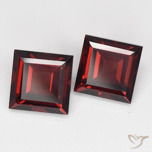 Shop natural 4.29ct 濃いブラッドレッド パイロープガーネット gems, 四角形, from モザンビーグ at GemSelect. In stock, global shipping!