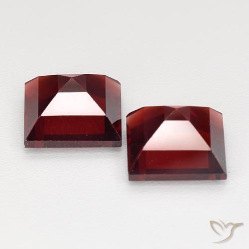 Shop natural 4.29ct 濃いブラッドレッド パイロープガーネット gems, 四角形, from モザンビーグ at GemSelect. In stock, global shipping!
