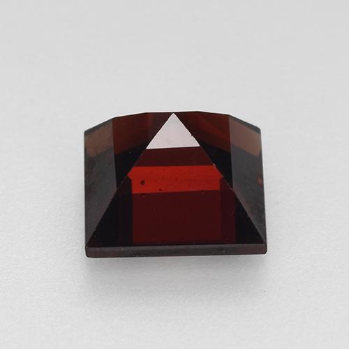 1.57カラットの天然ダークレッドパイロープガーネット（6.1×6.1 mm・四角）