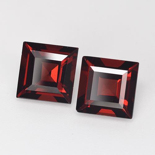5.53カラットの天然ダークレッドパイロープガーネット（7.9×7.8 mm・四角）