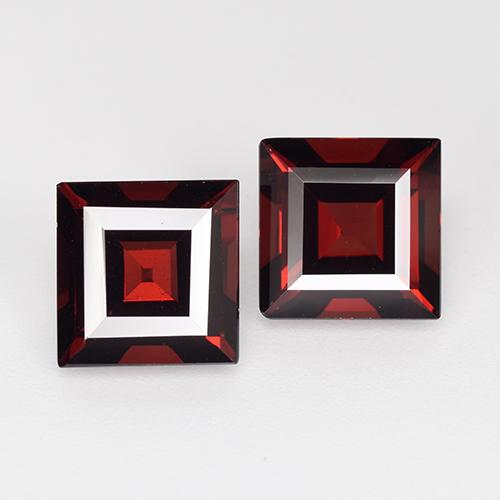 5.53カラットの天然ダークレッドパイロープガーネット（7.9×7.8 mm・四角）