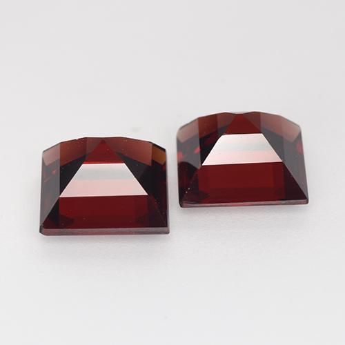 5.53カラットの天然ダークレッドパイロープガーネット（7.9×7.8 mm・四角）