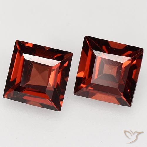 Shop natural 0.94ct ダークレッド パイロープガーネット gems, 四角形, from モザンビーグ at GemSelect. In stock, global shipping!