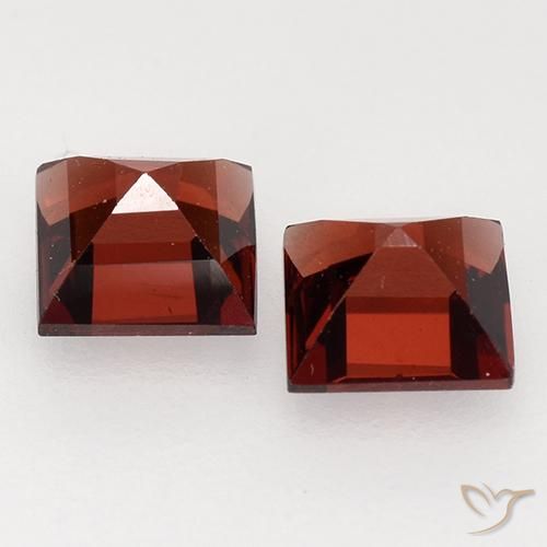Shop natural 0.94ct ダークレッド パイロープガーネット gems, 四角形, from モザンビーグ at GemSelect. In stock, global shipping!